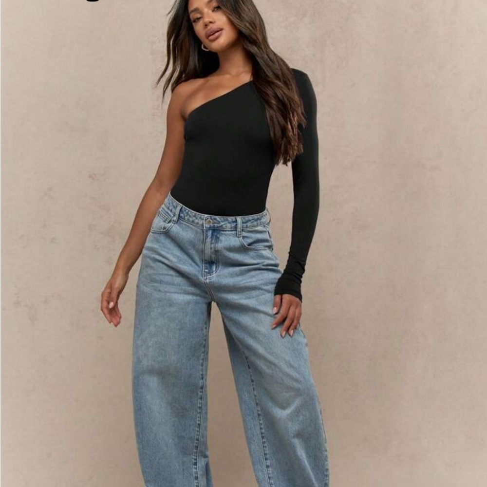 Missguided one sleeve asymmetrical bodysuit. Size 2. Never‎ wore.